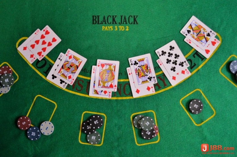 Game Blackjack là đánh bài nhận 2 lá sao cho gần 21 điểm nhất 