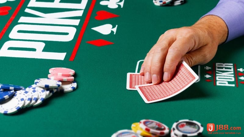 Bluff trong poker là một chiến lược đặc biệt giúp người chơi tăng cường cơ hội giành chiến thắng