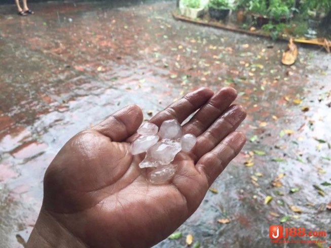 Mơ thấy mưa đá rơi đầy sân nhà ám chỉ đề thủ đang tham gia vào những hoạt động nguy hiểm